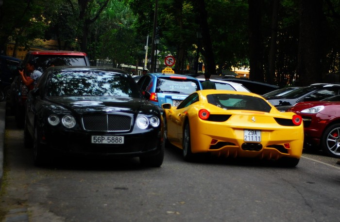Siêu xe Bentley của bầu Kiên đọ dáng với Ferrari 458 màu vàng óng.